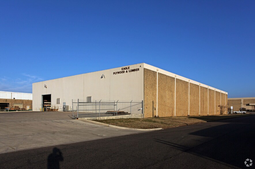 More Photos Of 2222 E Pioneer Dr, Irving Warehouse For Lease