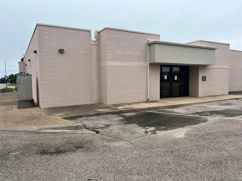 Primary Photo Of 101 N 4th St, Lometa Daycare Center For Sale