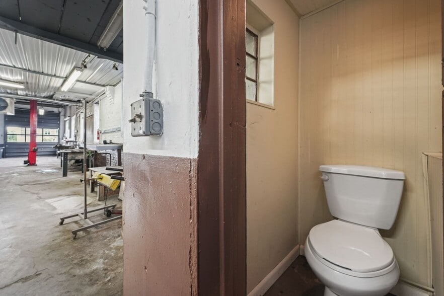 More Photos Of 111 Nott Ter, Schenectady Auto Repair For Sale