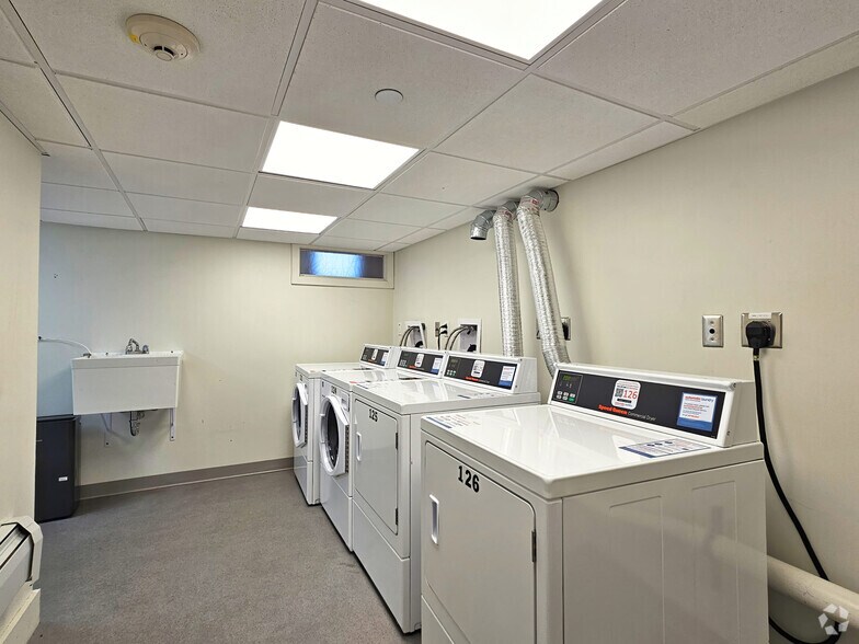 More Photos Of 368 College St, Burlington Dormitory For Sale