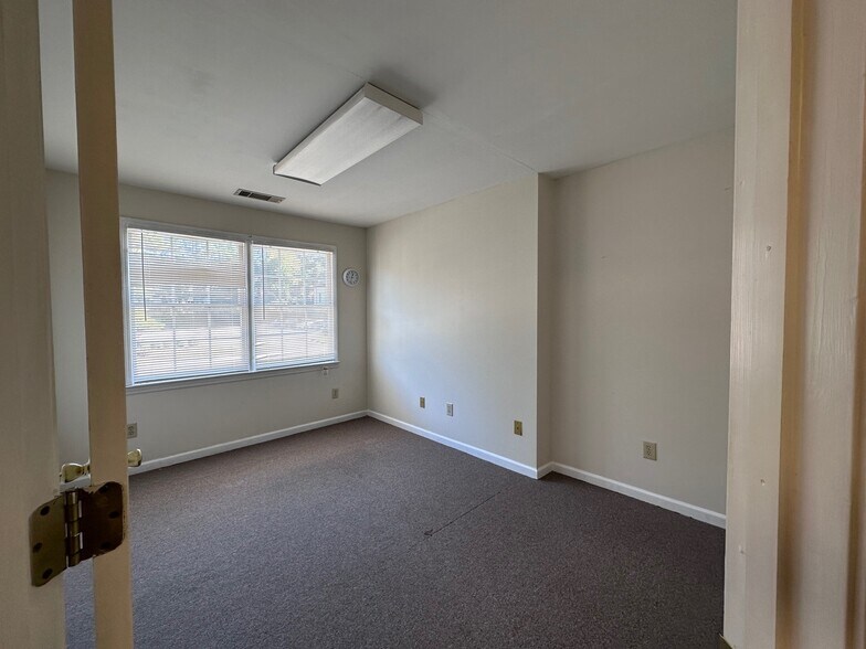 More Photos Of 125-135 Eagles Walk, Stockbridge Loft Creative Space For Lease