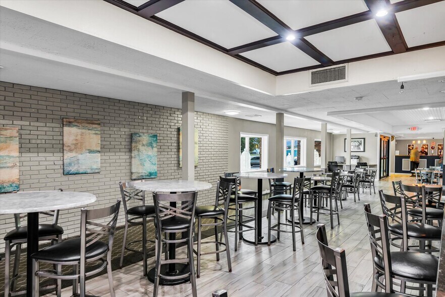 More Photos Of 1907 N Cunningham Ave, Urbana Hotel For Sale