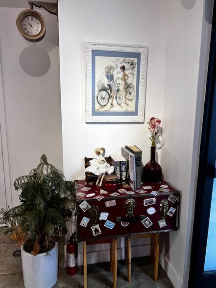 More Photos Of 330 N Western Ave, Los Angeles Storefront Retail Office For Lease