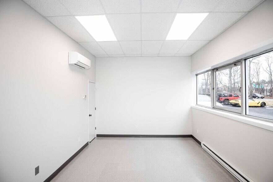 More Photos Of 46 Cain Dr, Brentwood Warehouse For Lease