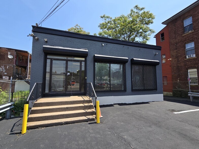 More Photos Of 54 Lawrence St, Hartford Freestanding For Sale