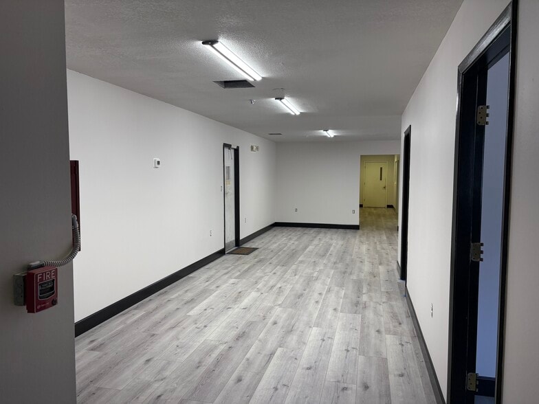More Photos Of 3007 29th Ave E, Bradenton Manufacturing For Lease