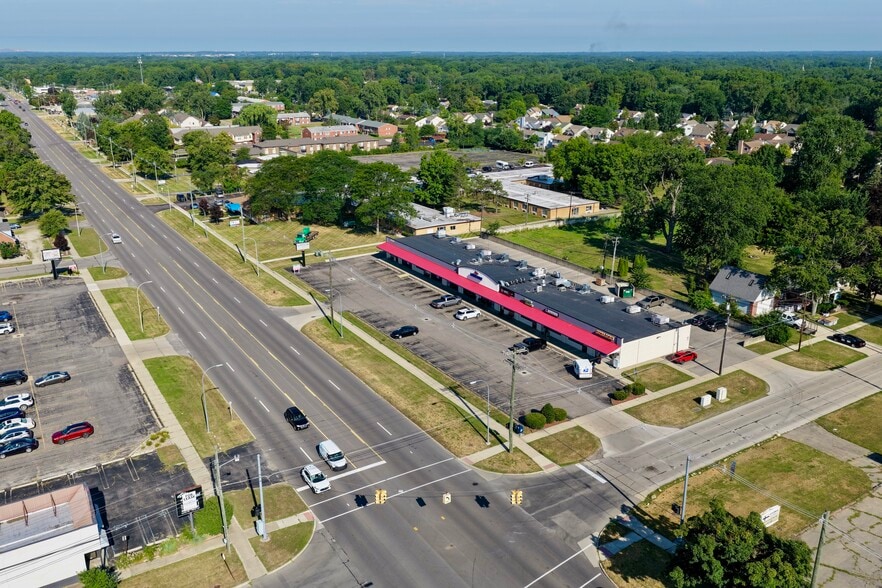 More Photos Of 28400-28422 5 Mile Rd, Livonia Storefront For Lease