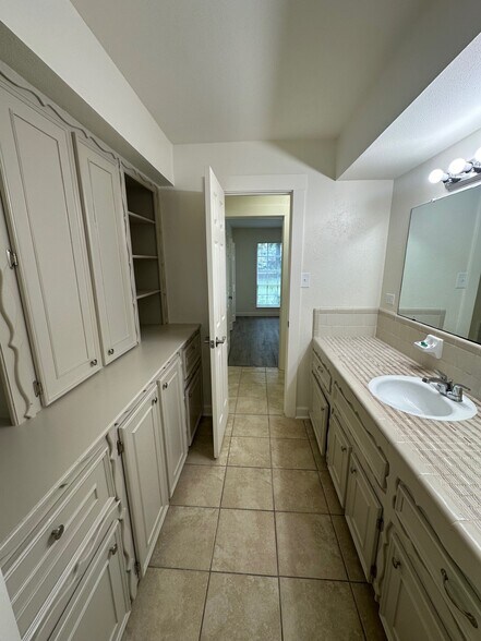 More Photos Of 2043 Cherry Laurel Dr, Spring Office For Lease