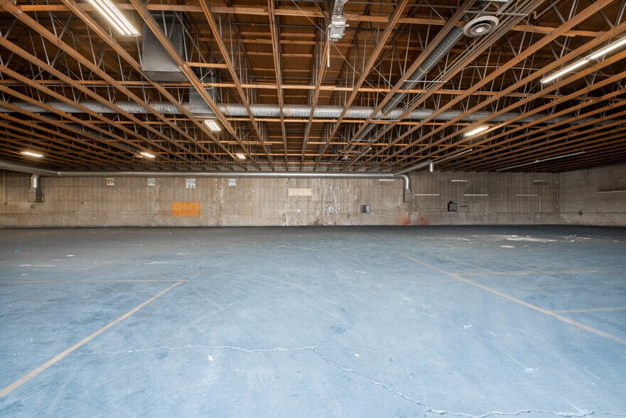More Photos Of 248-282 W 33rd St, Ogden Distribution For Lease