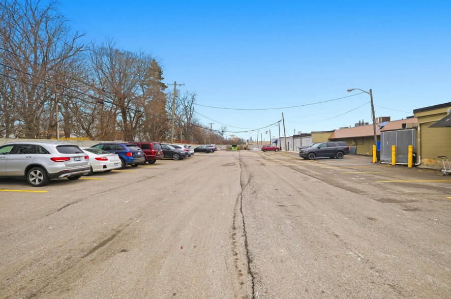 More Photos Of 1052-1072 W Huron St, Waterford Freestanding For Lease
