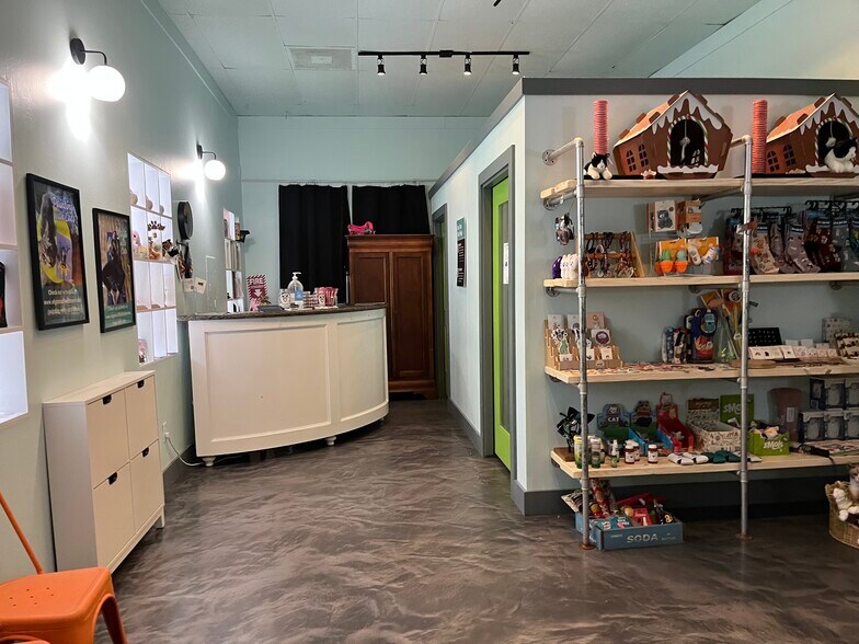 More Photos Of 508 Pecore St, Houston Freestanding For Lease