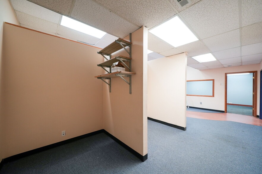 More Photos Of 1555-1557 SE Crystal Lake Dr, Corvallis Warehouse For Lease