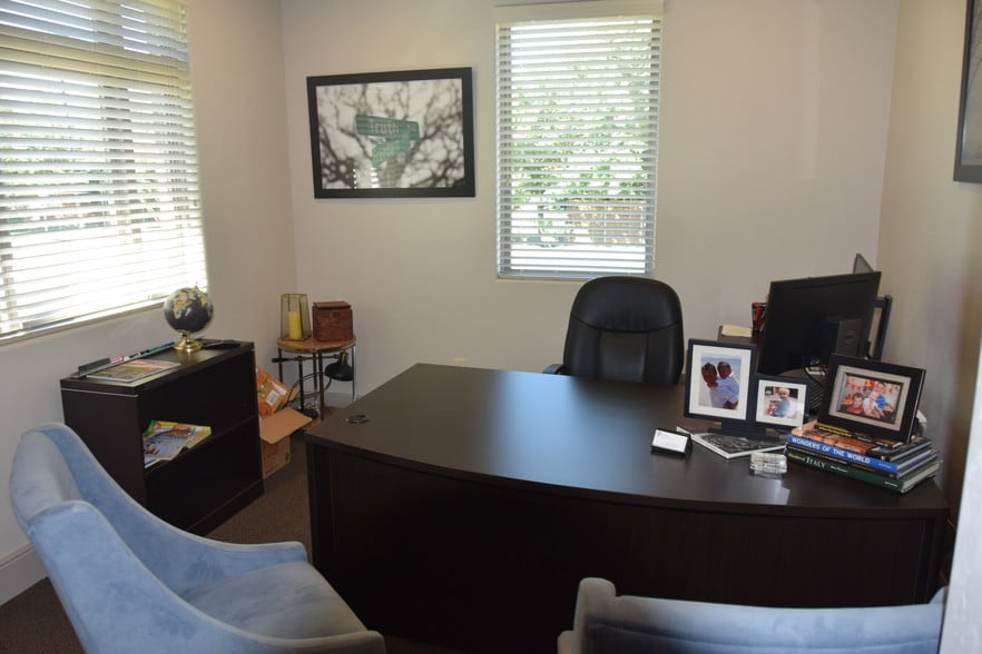 More Photos Of 414 N Main St, Grapevine Loft Creative Space For Lease