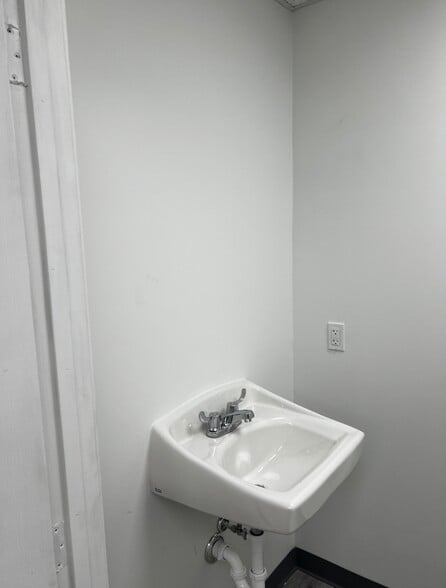 More Photos Of 6406 Stuebner Airline Rd, Houston Warehouse For Sale