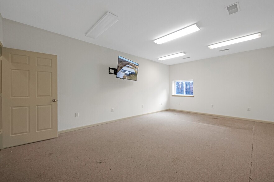 More Photos Of 31197 Wingate Rd, Sedalia Flex For Sale