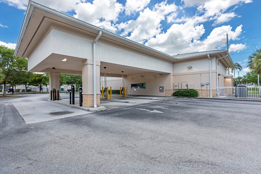 More Photos Of 15080 N Cleveland Ave, North Fort Myers Bank For Lease