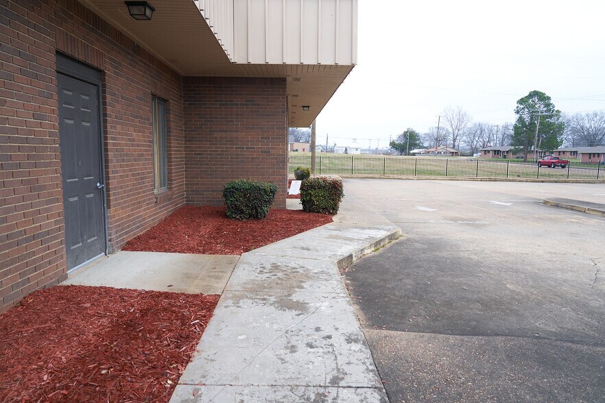 More Photos Of 309 S Scott St, Senatobia General Retail For Sale