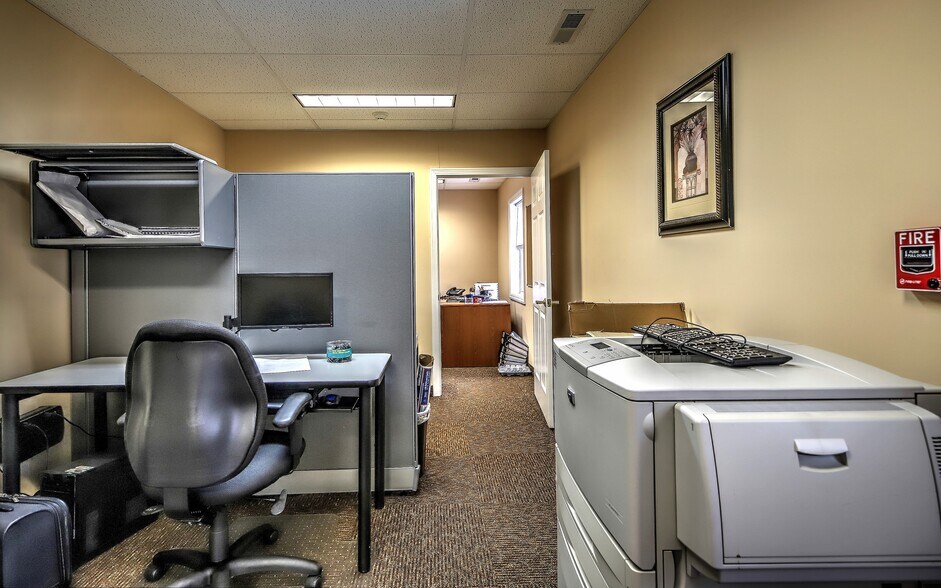 More Photos Of 471 Monroe Tpke, Monroe Medical For Lease