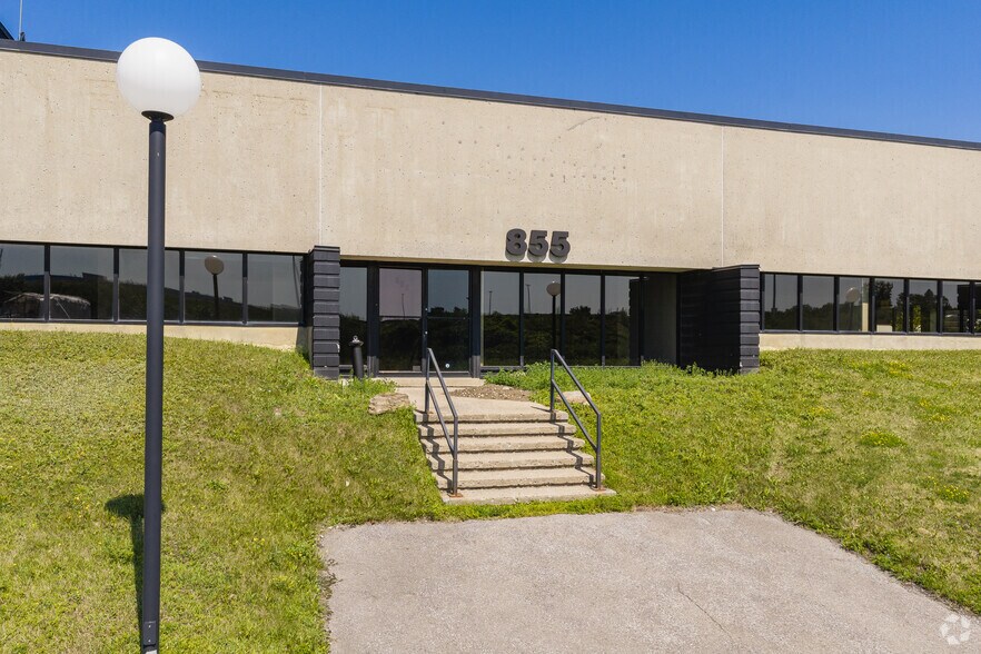 More Photos Of 2750 Av Francis-Hughes, Laval Warehouse For Lease