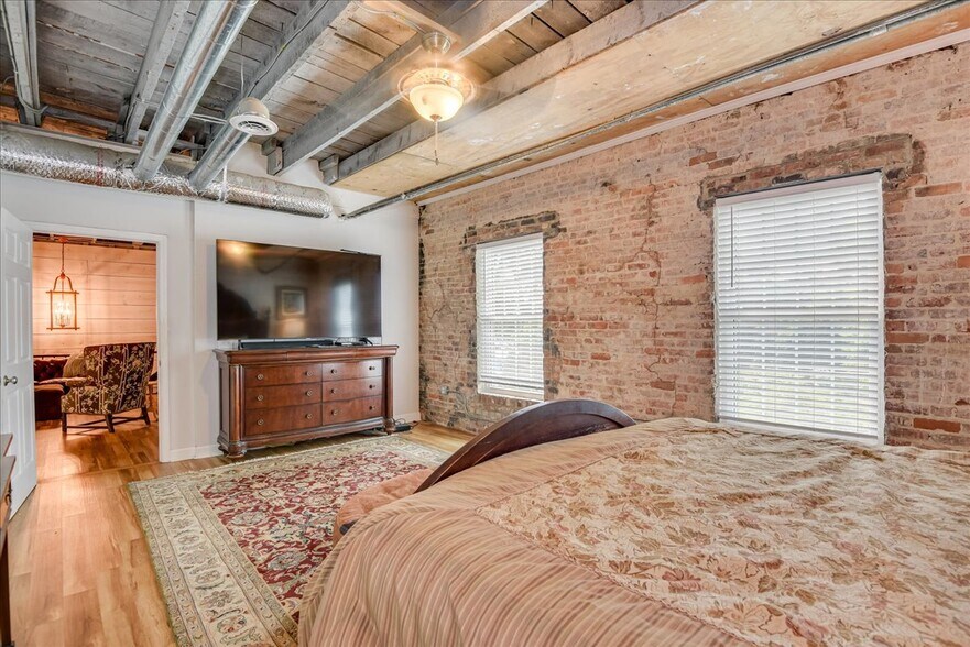 More Photos Of 114 W 6th St, Waynesboro Showroom For Sale