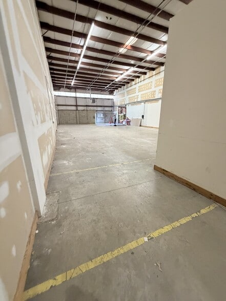 More Photos Of 825 Dawson Dr, Newark Warehouse For Lease