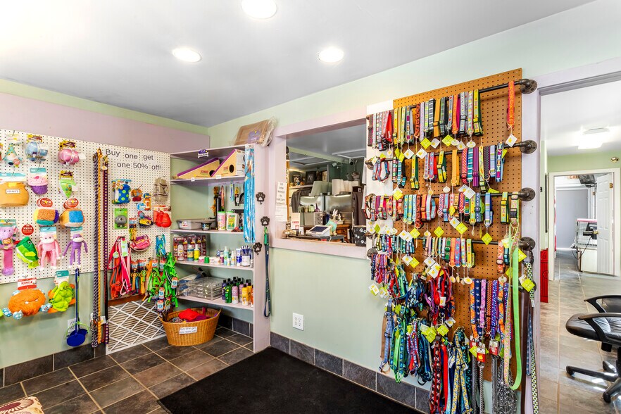 More Photos Of 25 West Neck Rd, Shelter Island Freestanding For Sale