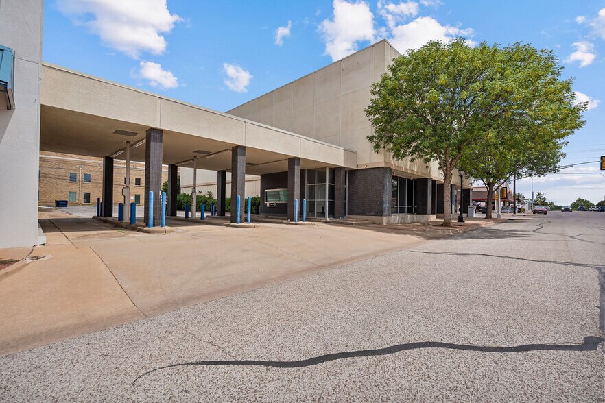 More Photos Of 317 E 3rd St, Burkburnett Bank For Sale