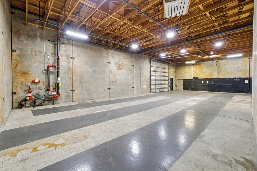 More Photos Of 390 Lancaster Dr NE, Salem Freestanding For Sale