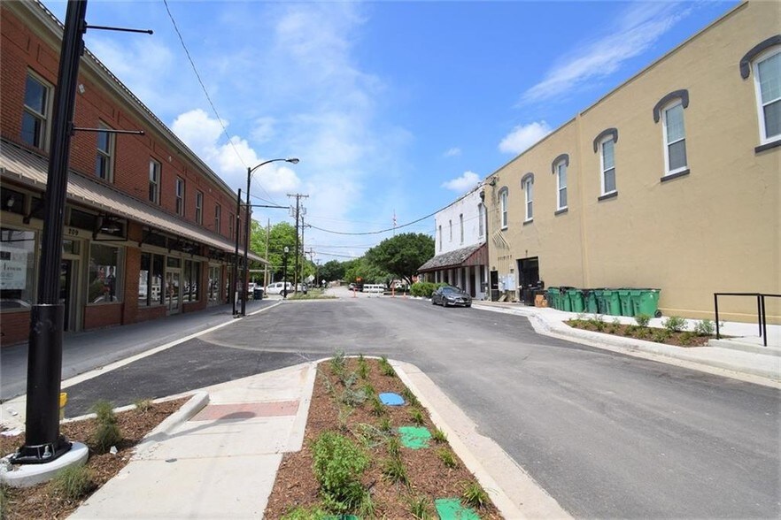 More Photos Of 201-215 W Mulberry St, Kaufman Storefront Retail Office For Lease