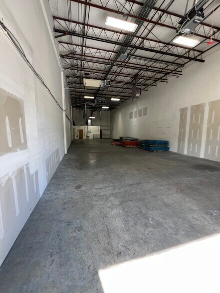 More Photos Of 7301 Georgetown Rd, Indianapolis Showroom For Lease