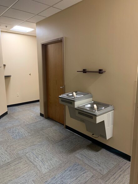 More Photos Of 1580 Mid Valley Dr, De Pere Office For Sale