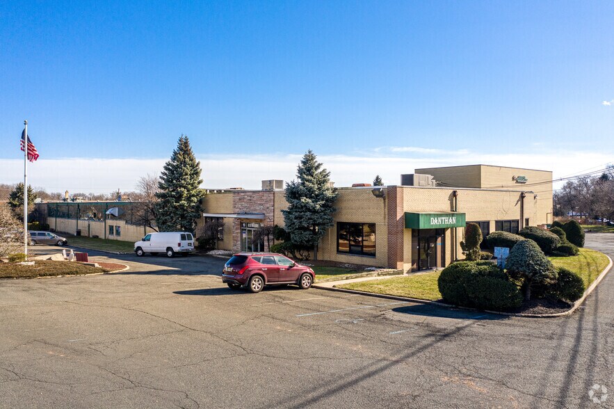 Primary Photo Of 2 Commerce Dr, Cranford Warehouse For Lease