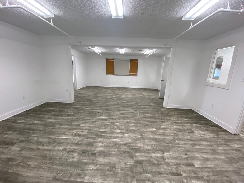 More Photos Of 2103 US-190 Hwy, Hammond Showroom For Sale
