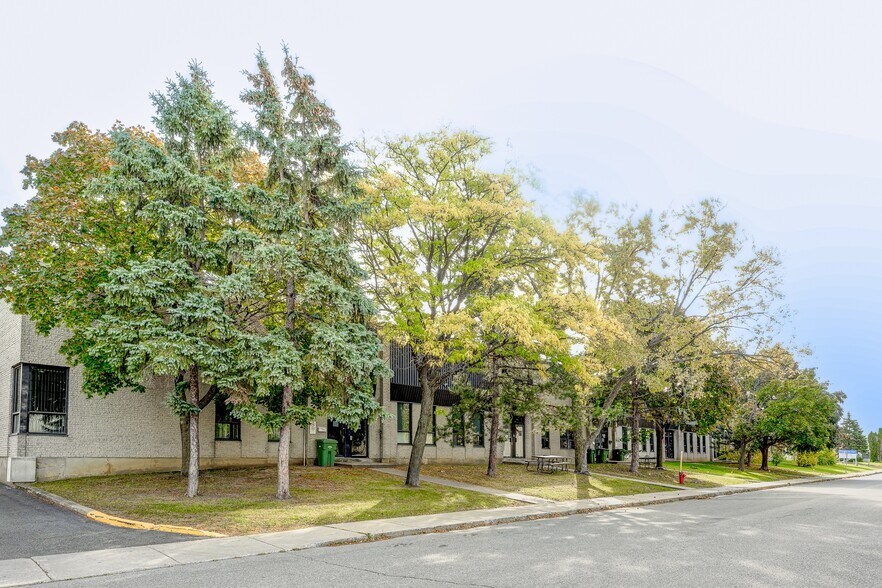 More Photos Of 703-729 Av Meloche, Dorval Warehouse For Lease