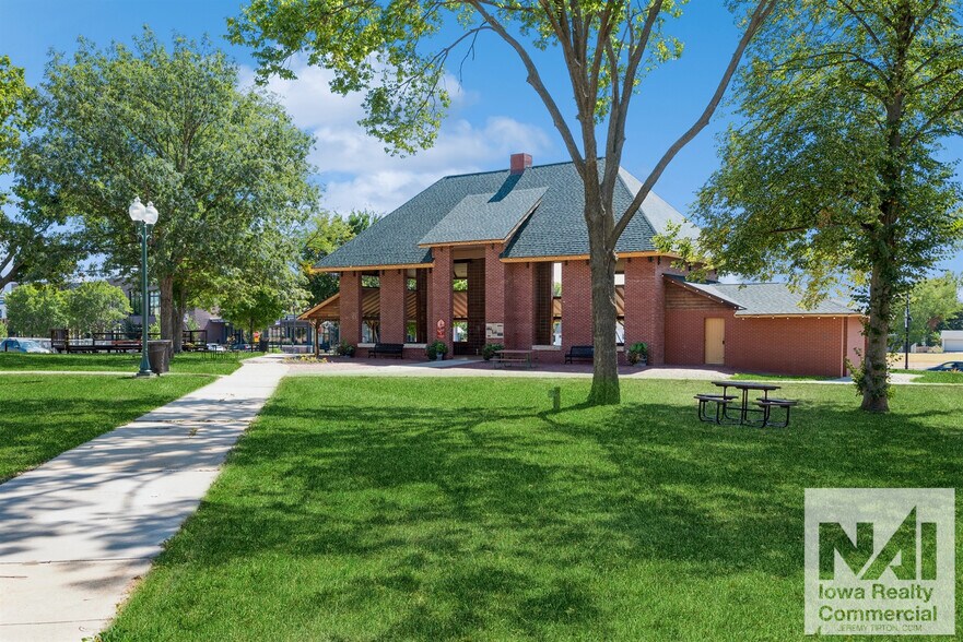 More Photos Of 1000-1030 7th Ave, Marion Freestanding For Lease