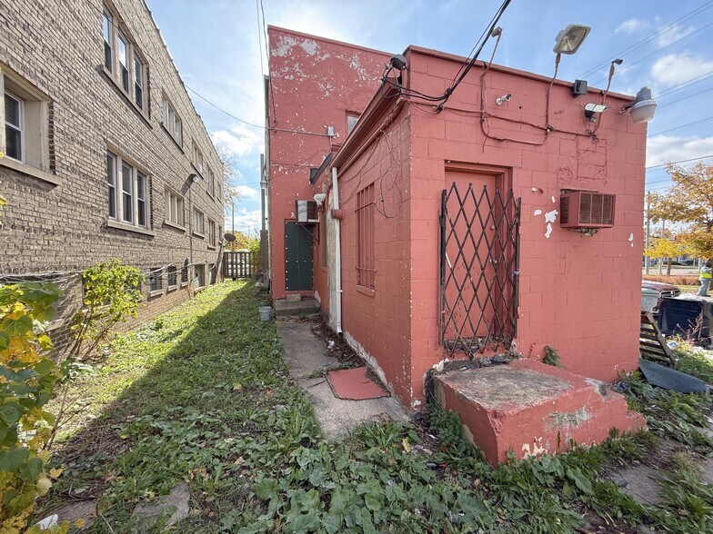 More Photos Of 1932 W Capitol Dr, Milwaukee General Retail For Sale