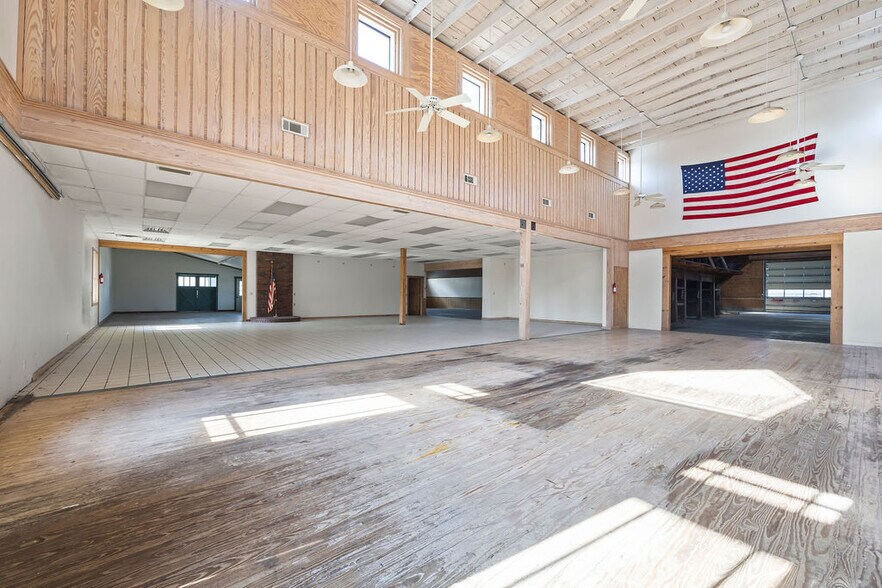 More Photos Of 121 S Nelson Ave, Gentry Light Manufacturing For Lease
