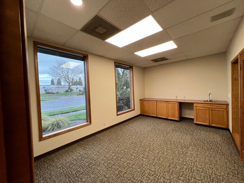 More Photos Of 1925 Bailey Hill Rd, Eugene Office For Lease