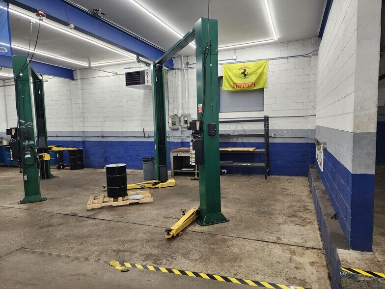 More Photos Of 260 Green St, South Hackensack Truck Terminal For Lease