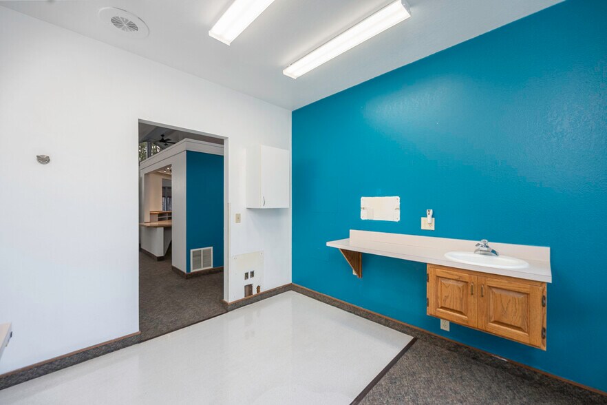 More Photos Of 1336 E Hunter Pl, Moses Lake Office For Sale
