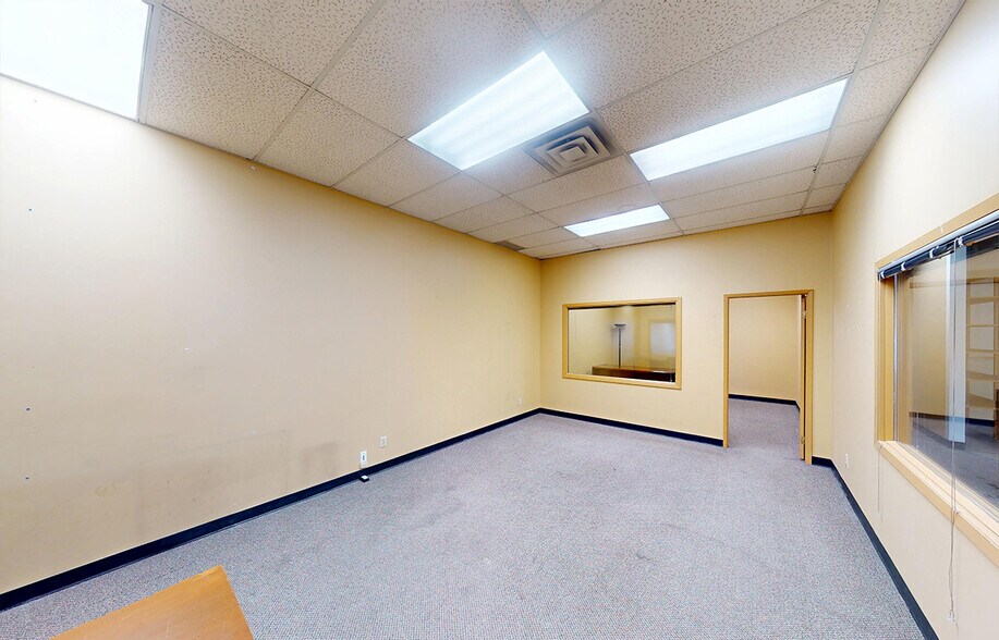 More Photos Of 1050 Henderson Hwy, Winnipeg Freestanding For Lease