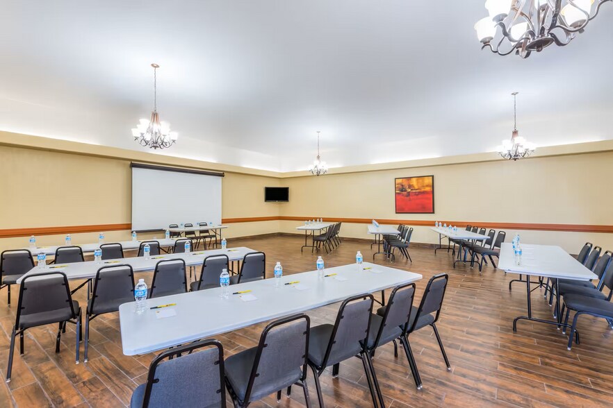 More Photos Of 2912 Mabry Dr, Clovis Hotel For Sale