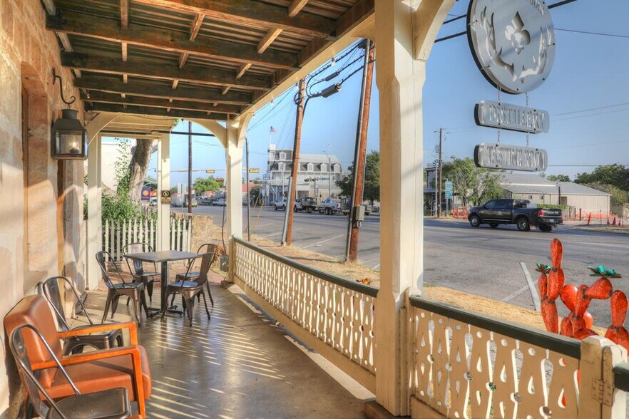 More Photos Of 405 E Main St, Fredericksburg Storefront For Lease