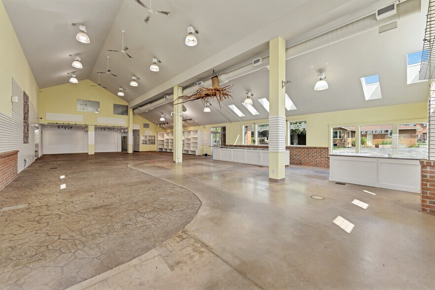 More Photos Of 585 Seacliff Dr, Kingsville Freestanding For Sale