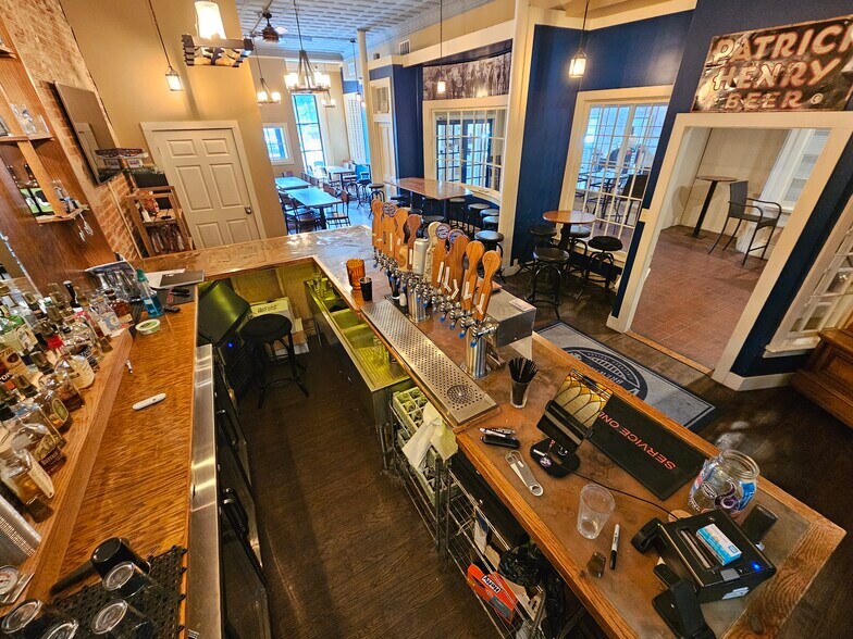 More Photos Of 124 Main St, Vincennes Office For Sale