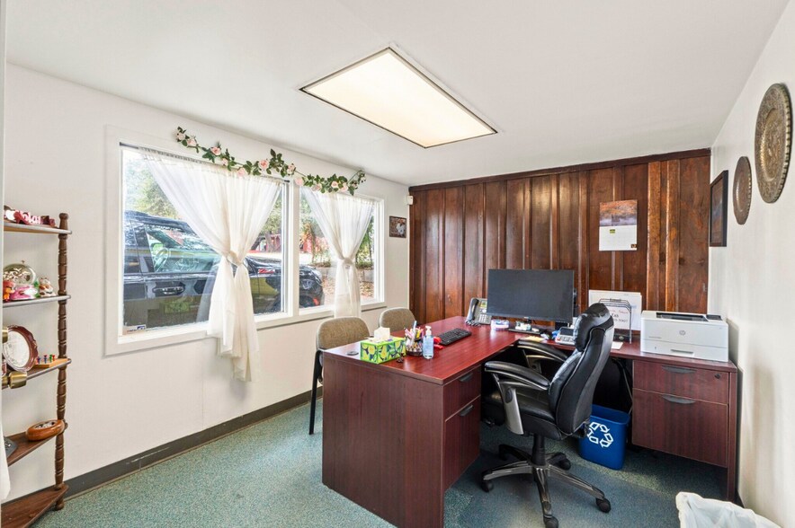 More Photos Of 2710 Manor Rd, Austin Office For Sale