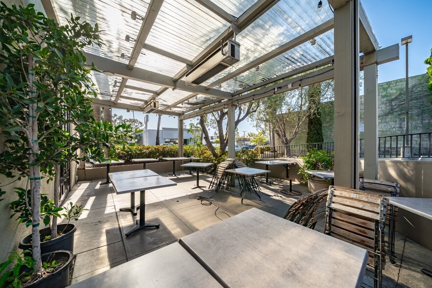 More Photos Of 3222 E Coast Hwy, Corona Del Mar General Retail For Lease