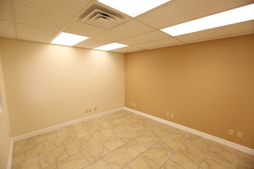 More Photos Of 5426-5440 Schertz Rd, San Antonio Flex For Lease