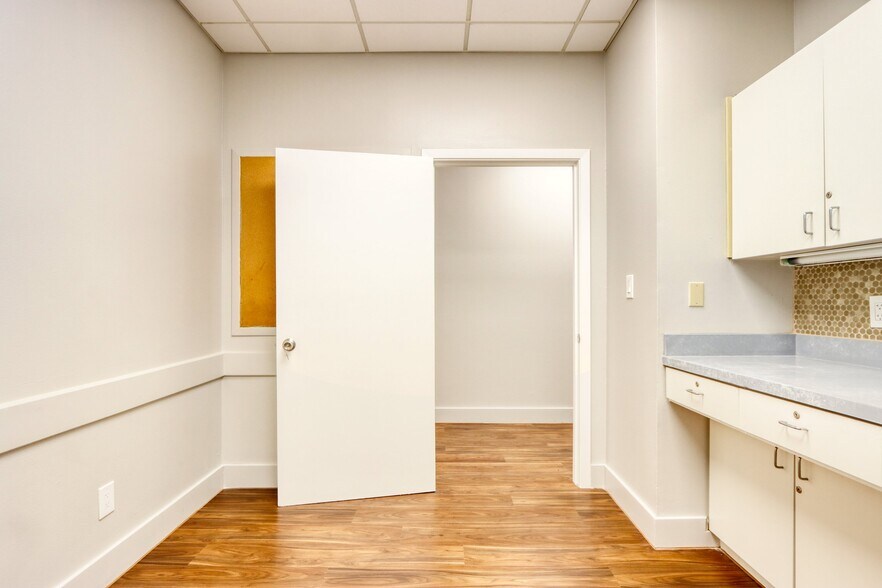 More Photos Of 1717 N Garrett Ave, Dallas Medical For Sale