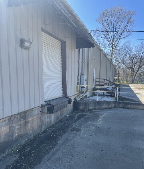 More Photos Of 31 Richards Rd NE, White Warehouse For Lease